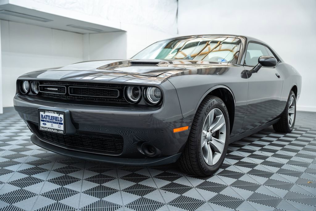 Used 2015 Dodge Challenger SXT RWD image 3