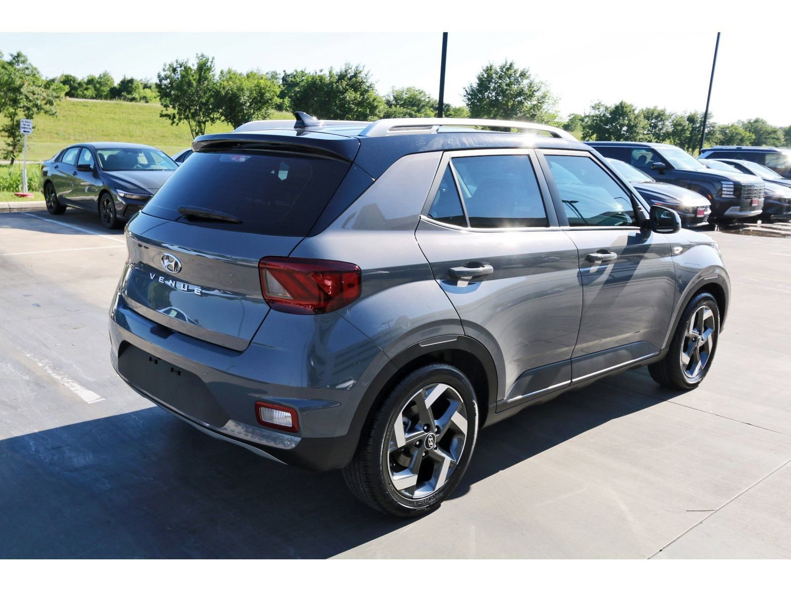 Certified 2022 Hyundai Venue Limited w/ Cargo Package FWD image 9