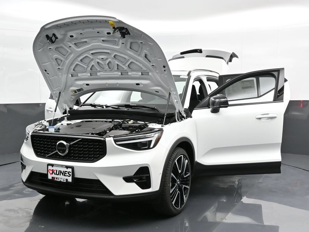 Used 2025 Volvo XC40 B5 Plus w/ Climate Package AWD/4WD image 46