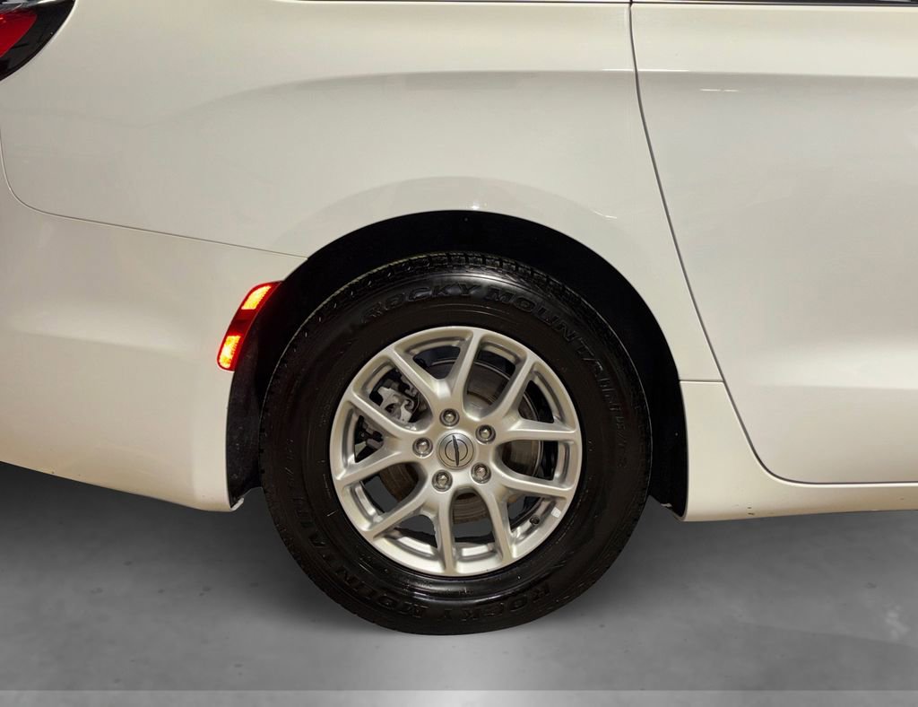 Used 2024 Chrysler Pacifica Touring-L image 18