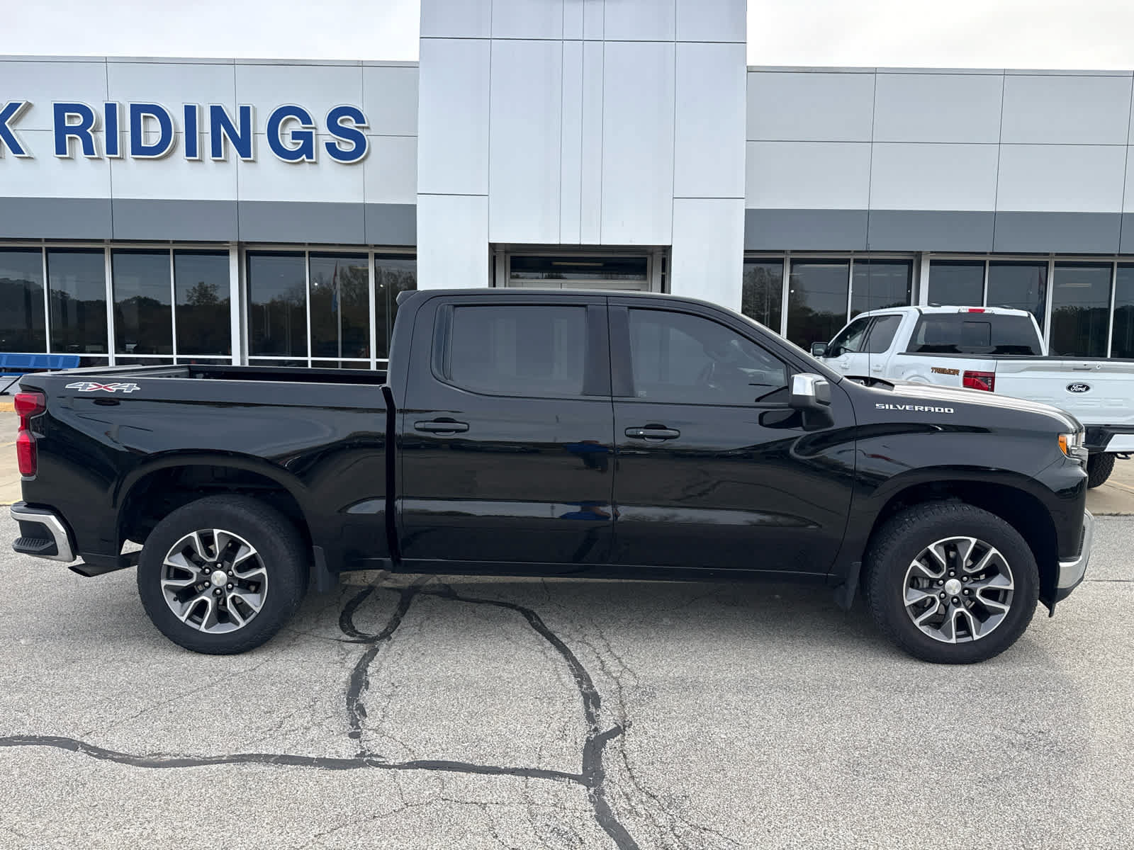 Used 2022 Chevrolet Silverado 1500 LT AWD/4WD image 6
