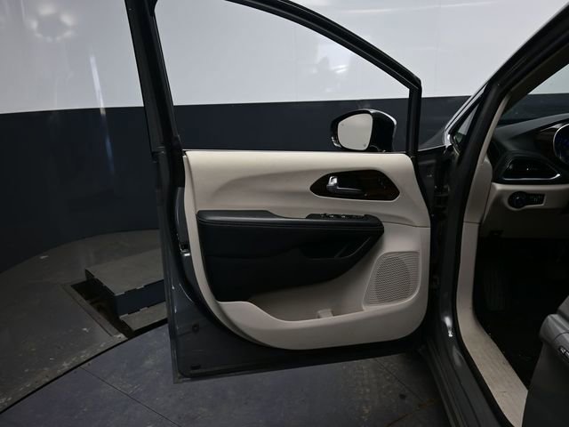 Used 2023 Chrysler Pacifica Limited FWD image 13