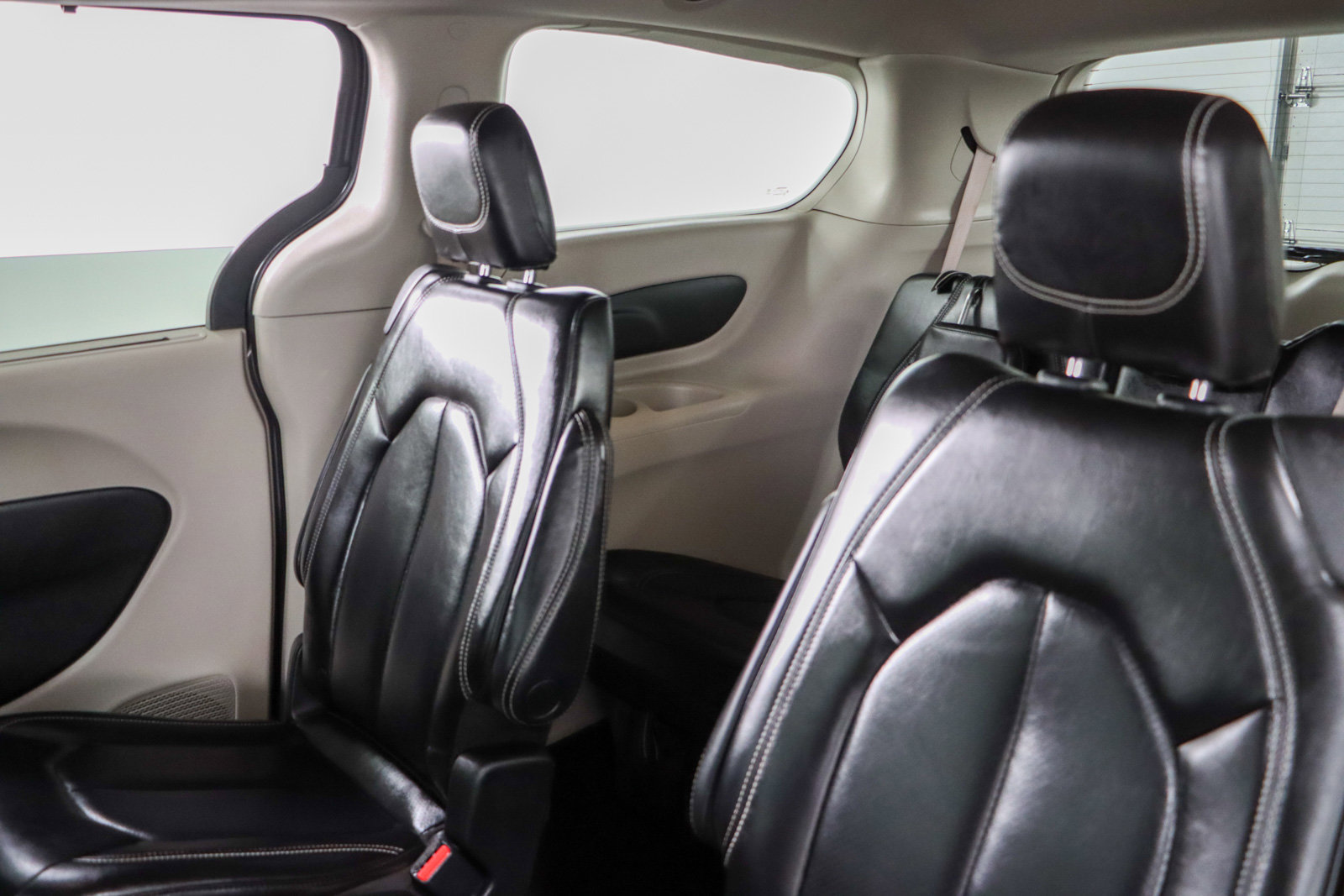 Used 2023 Chrysler Pacifica Touring-L FWD image 24