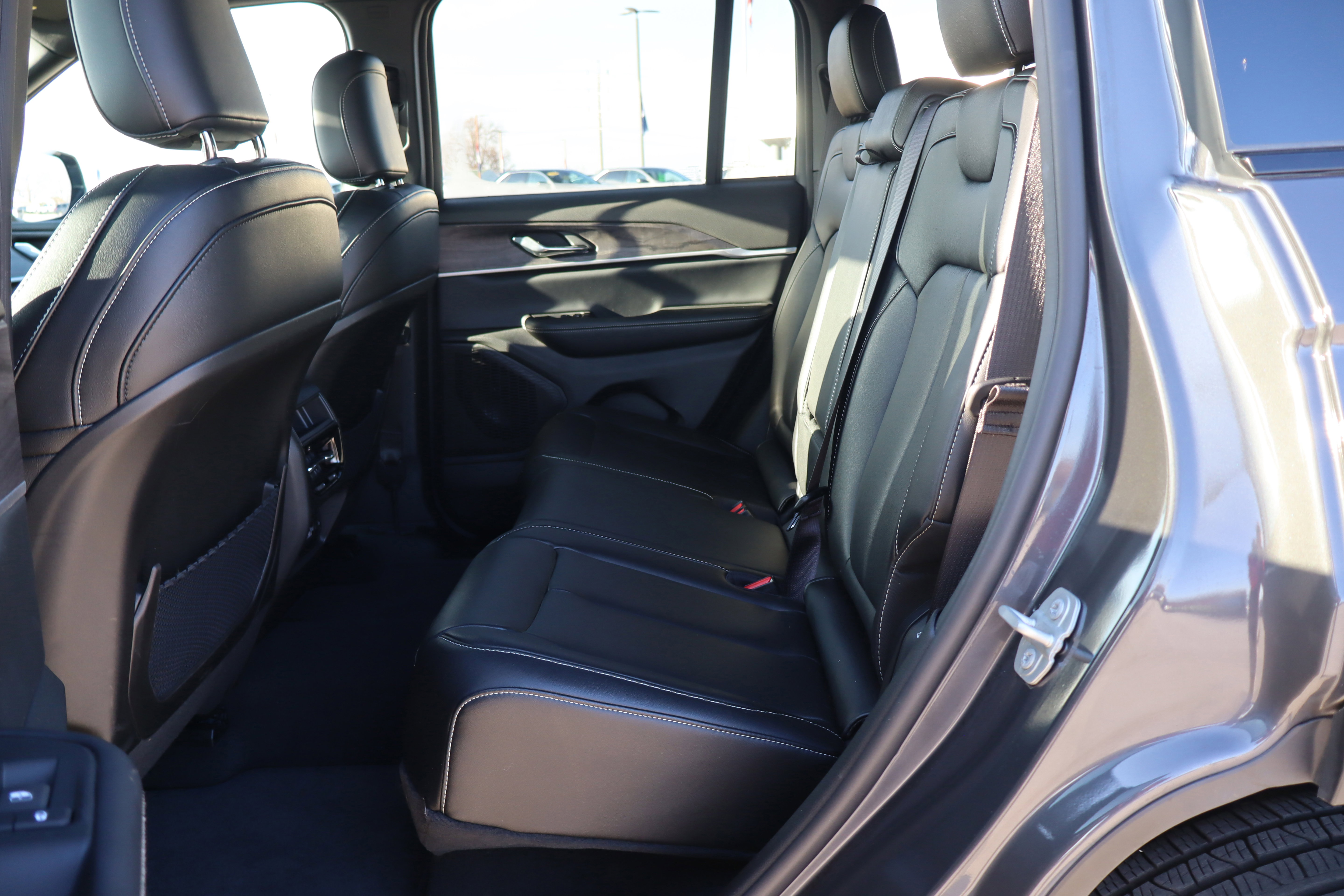 Used 2024 Jeep Grand Cherokee Limited w/ Black Appearance Package image 11