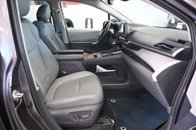 Used 2021 Toyota Sienna XLE w/ XLE Plus Package FWD image 11