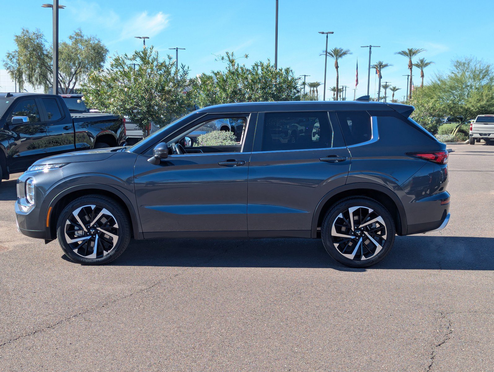 Used 2024 Mitsubishi Outlander SE image 3