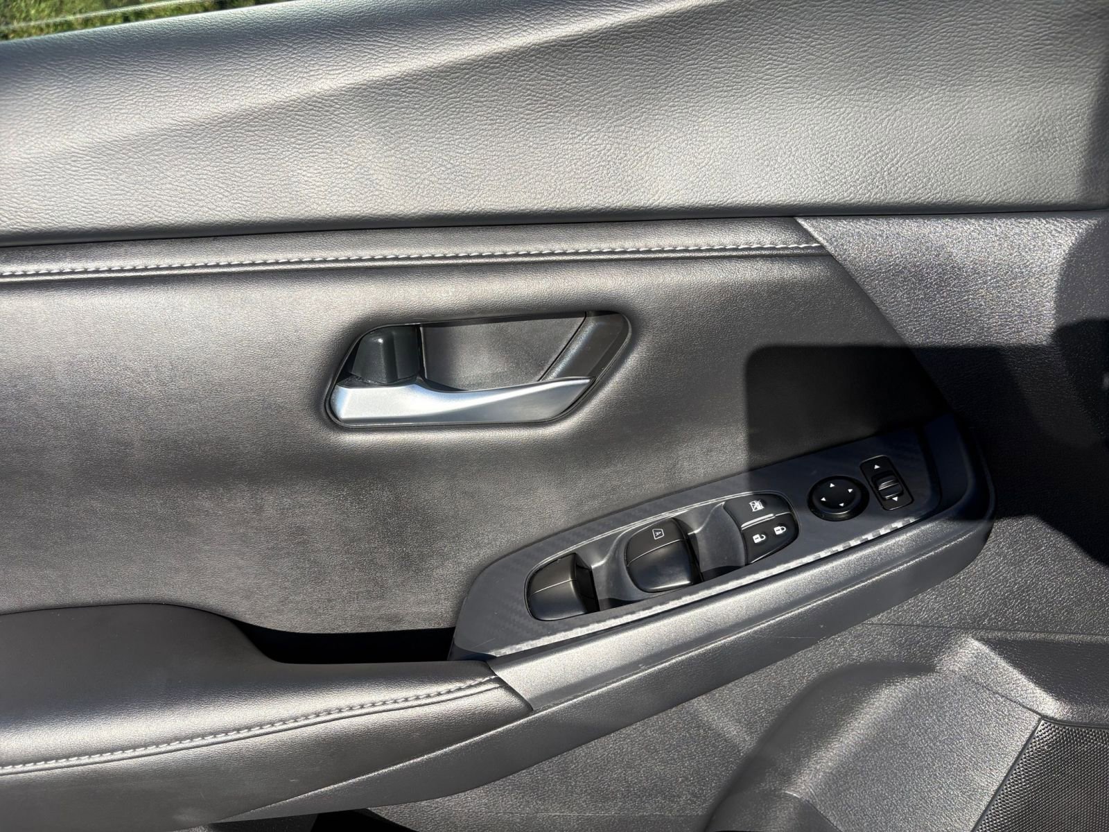 Used 2025 Nissan Sentra SV FWD image 18