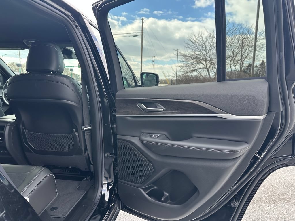 New 2026 Jeep Grand Cherokee Altitude AWD/4WD image 19