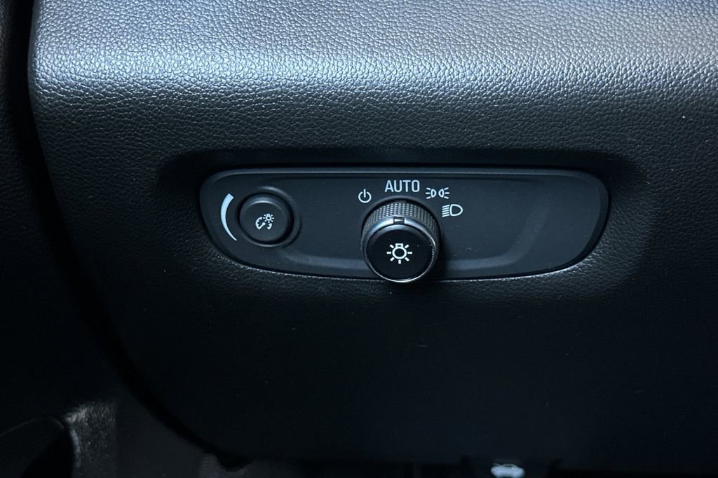 Used 2022 Chevrolet Traverse RS FWD image 32