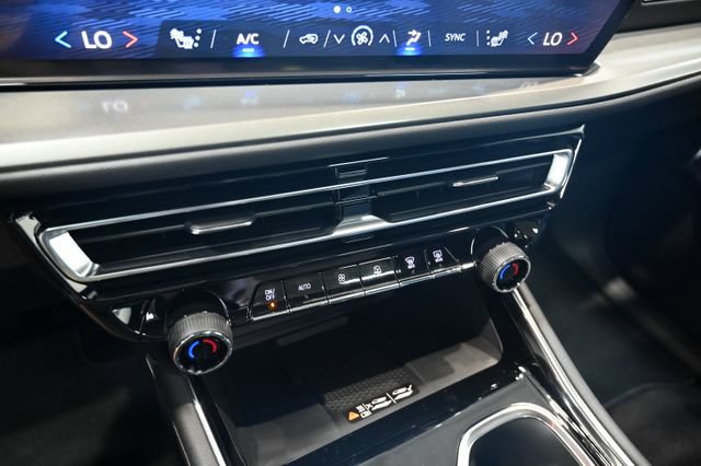 New 2027 Chevrolet Traverse LT w/ Sun and Wheel Package FWD image 19