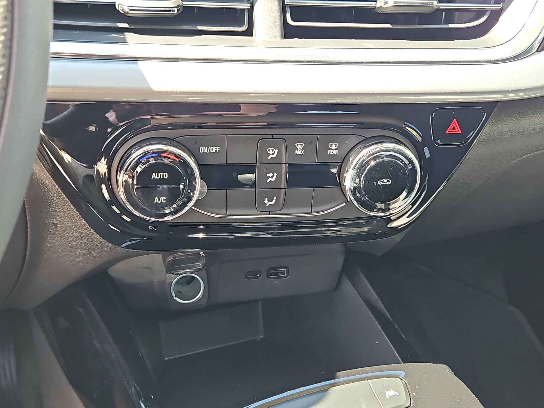 Certified 2025 Chevrolet Trax LT image 19