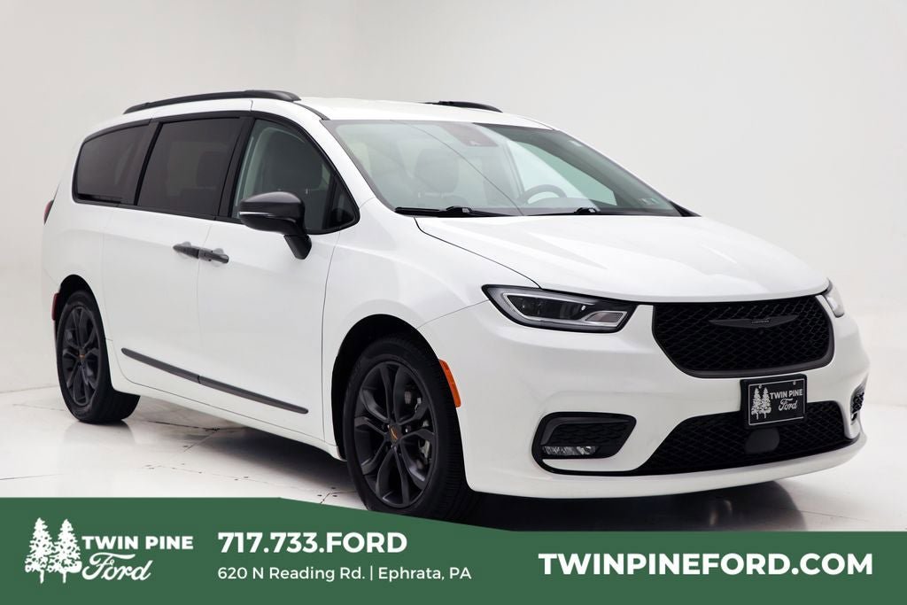 Used 2024 Chrysler Pacifica Touring-L w/ Road Tripper Package