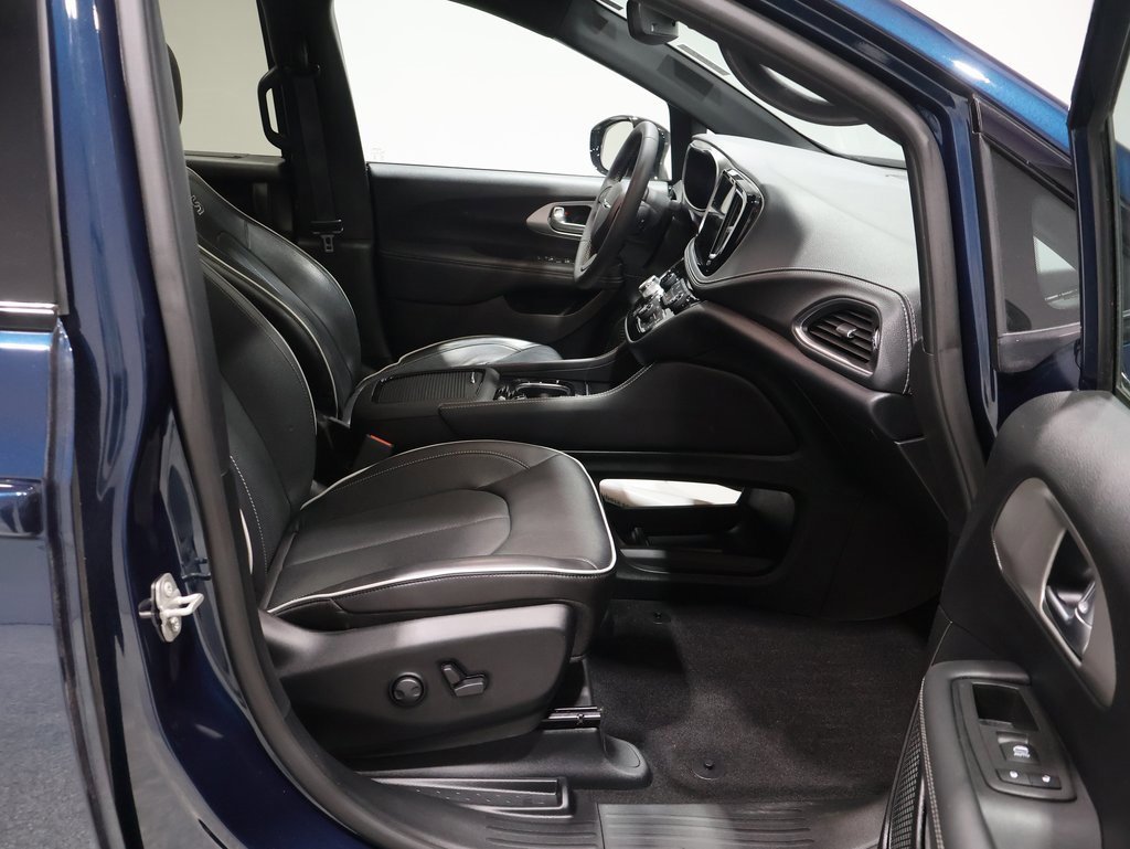 Used 2024 Chrysler Pacifica Limited w/ Uconnect Theater Family Group image 22
