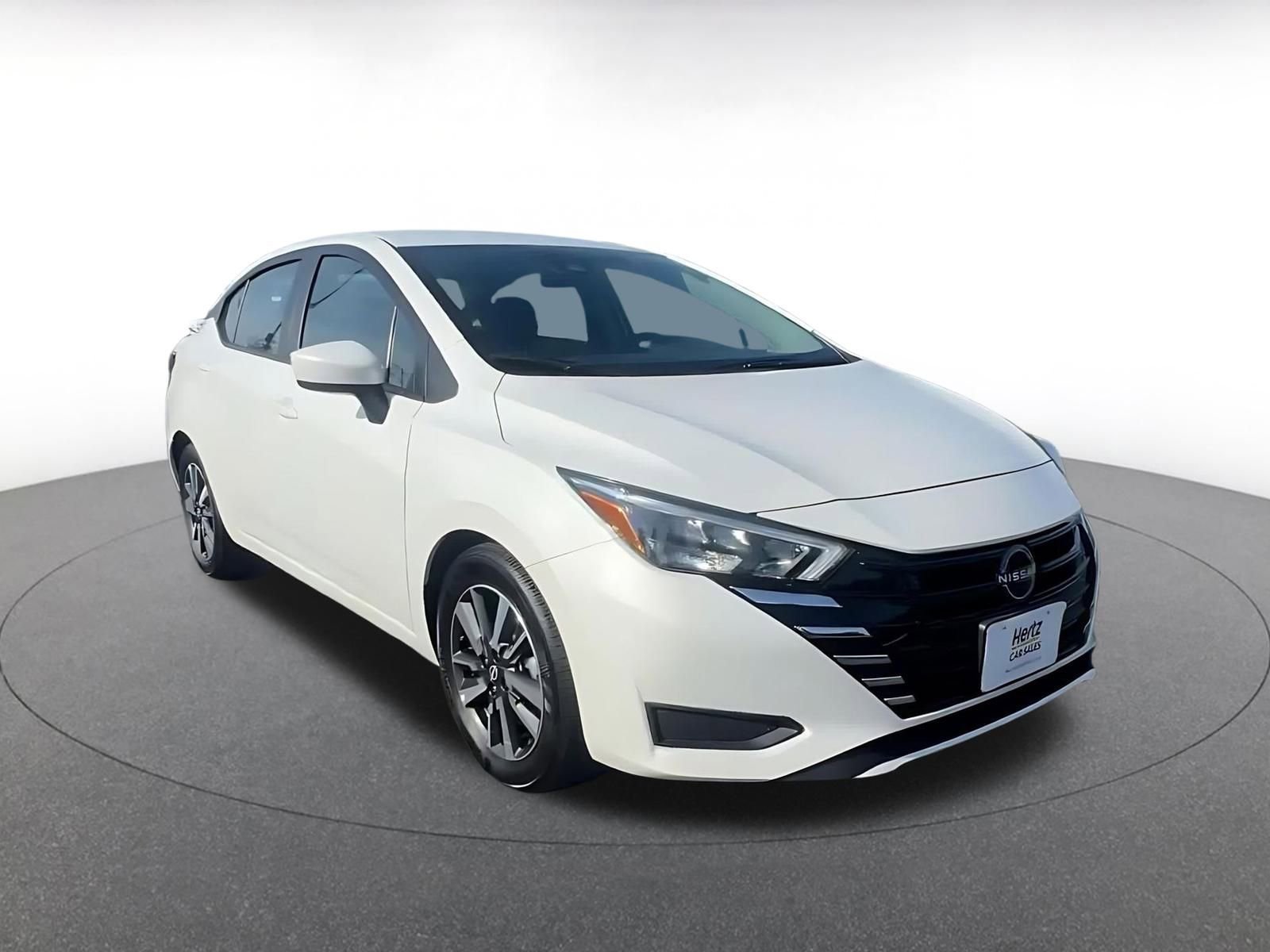 Used 2025 Nissan Versa SV image 3