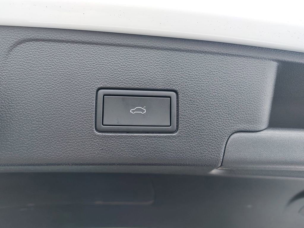 Used 2025 Volkswagen Atlas Cross Sport SE image 33