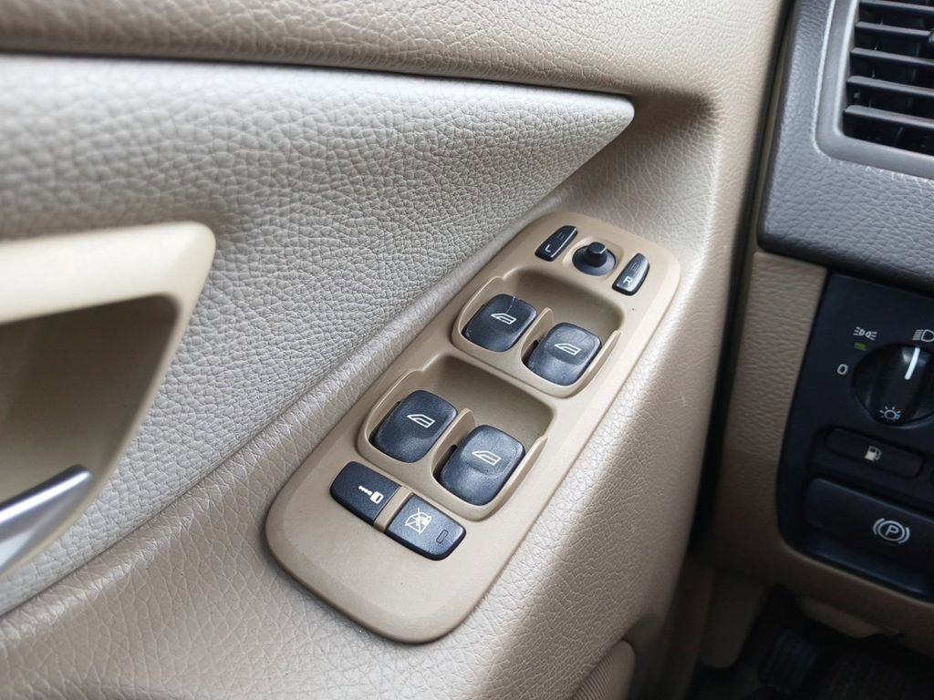 Used 2018 Volvo XC90 T5 Momentum w/ Convenience Package FWD image 17