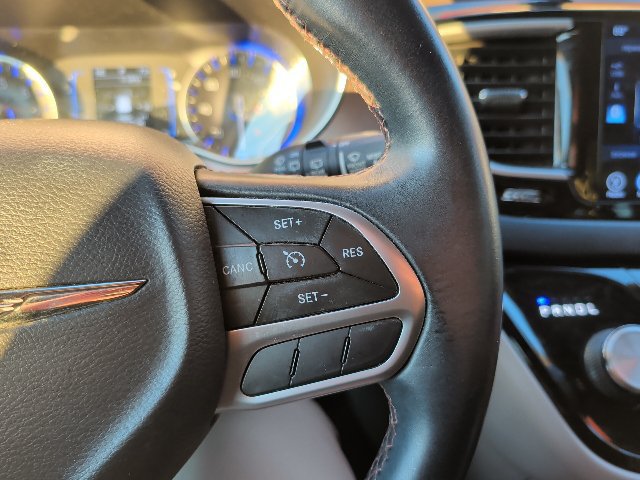 Used 2017 Chrysler Pacifica Touring-L FWD image 12