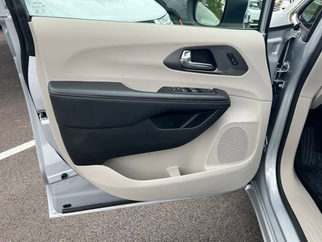 Used 2023 Chrysler Pacifica Touring-L FWD image 4