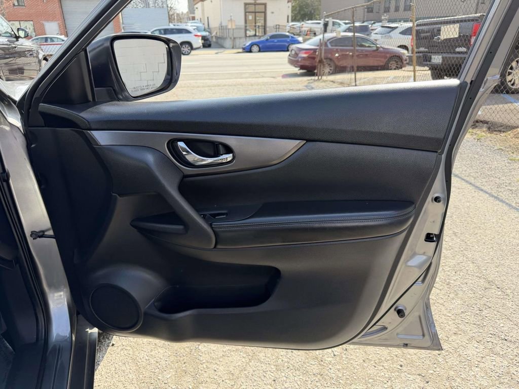 Used 2016 Nissan Rogue S image 11