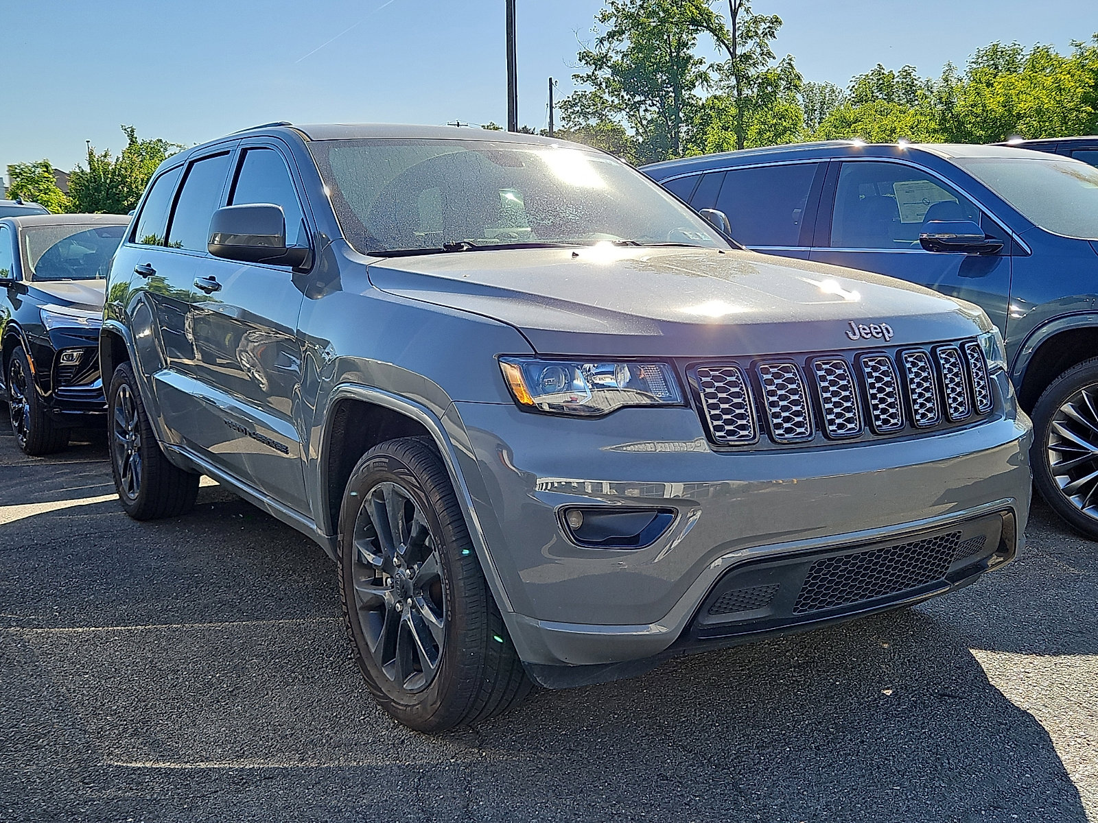 Used 2019 Jeep Grand Cherokee Altitude AWD/4WD video 1