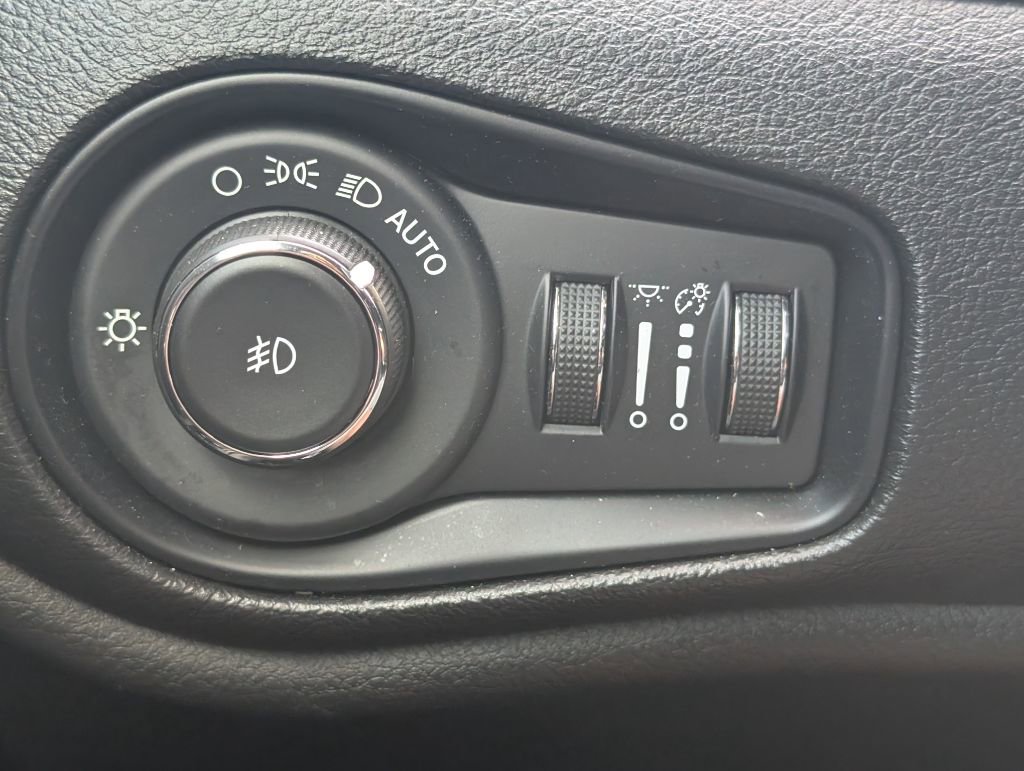 Used 2022 Jeep Renegade Altitude w/ Convenience Group AWD/4WD image 11