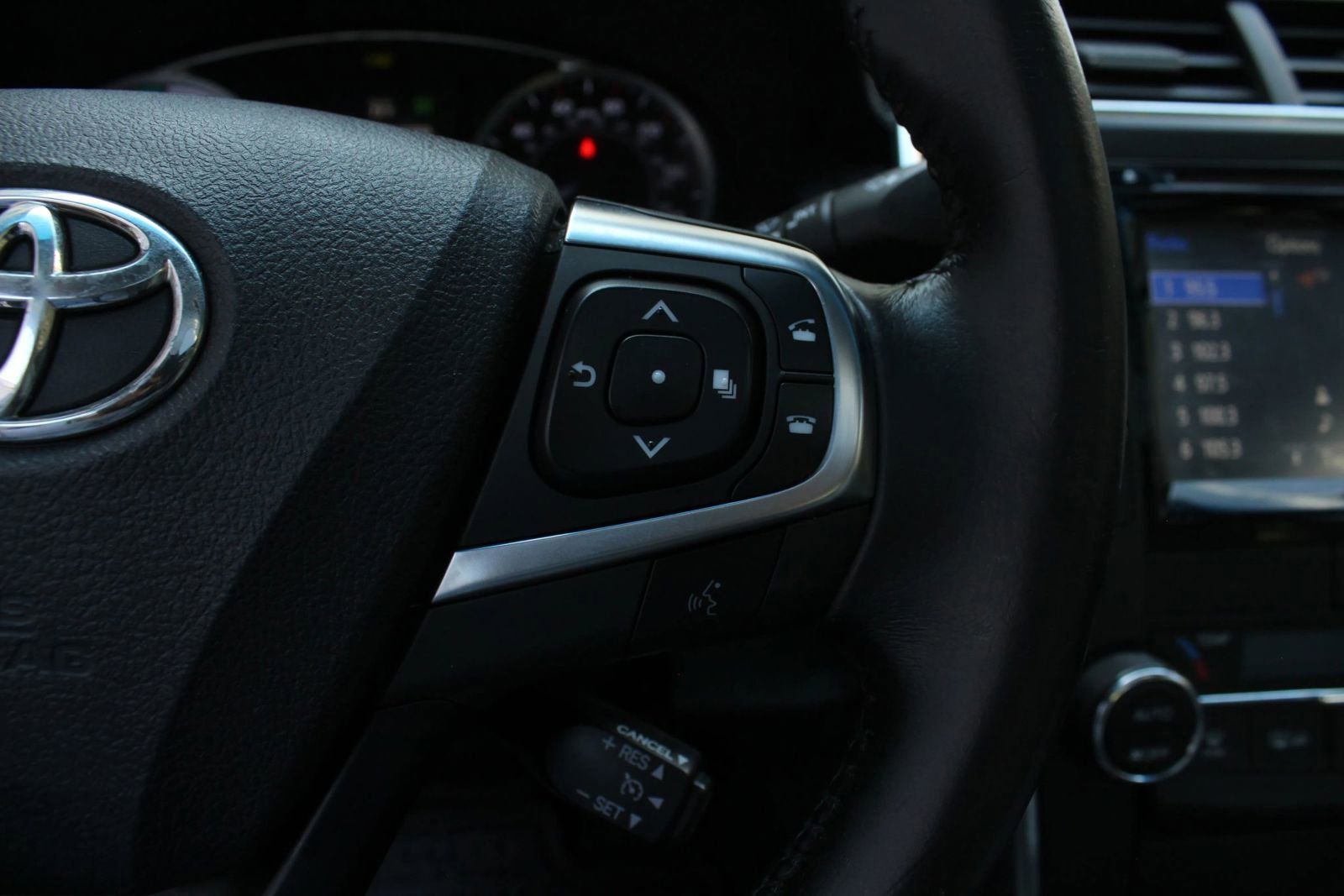 Used 2015 Toyota Camry SE w/ Moonroof Package FWD image 30