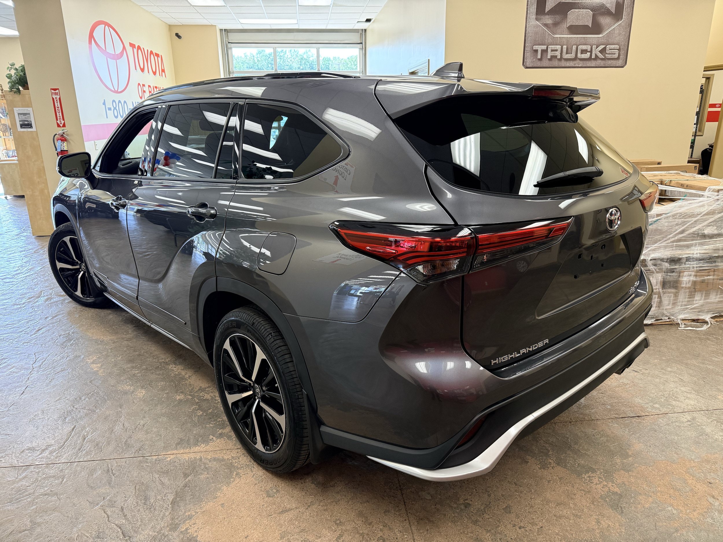 Used 2022 Toyota Highlander XSE AWD/4WD image 23