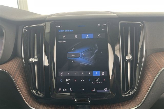 Used 2023 Volvo XC60 B5 Plus image 40