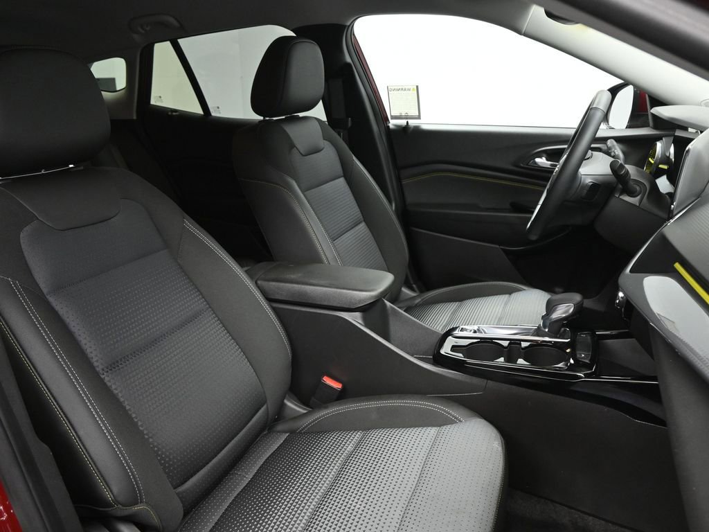 Used 2025 Chevrolet Trax LT w/ LT Convenience Package image 12