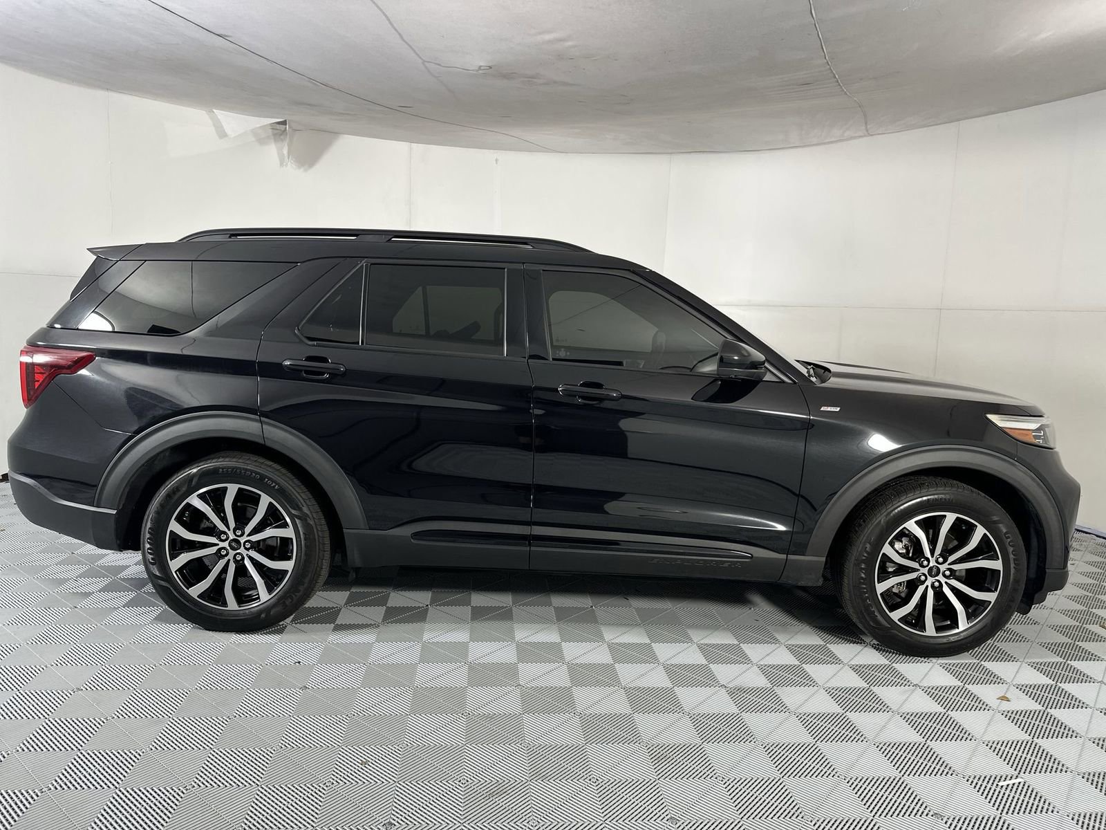 Used 2022 Ford Explorer ST-Line w/ Class IV Trailer Tow Package RWD image 9