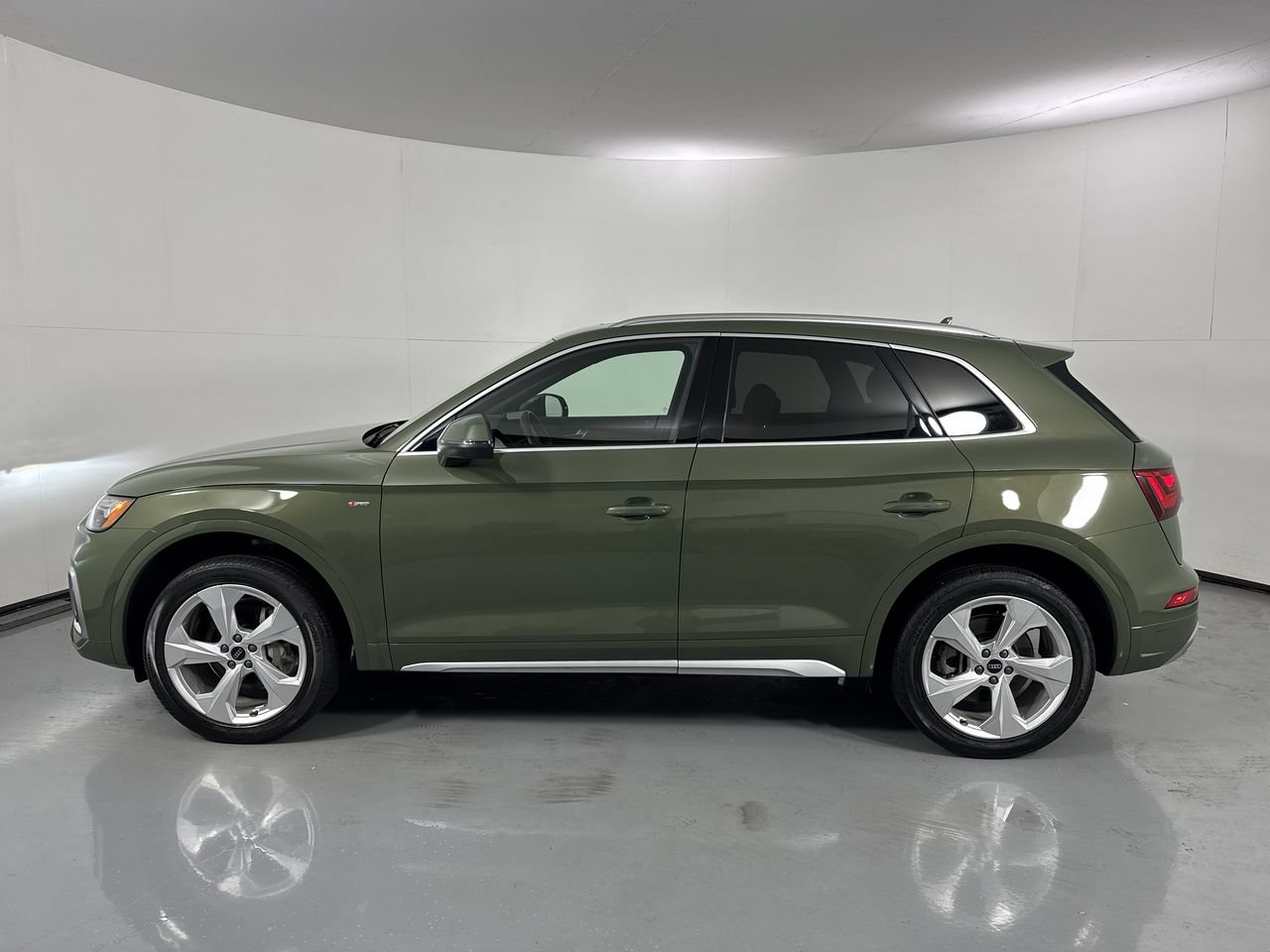 Used 2023 Audi Q5 2.0T Premium Plus w/ Premium Plus Package AWD/4WD image 2