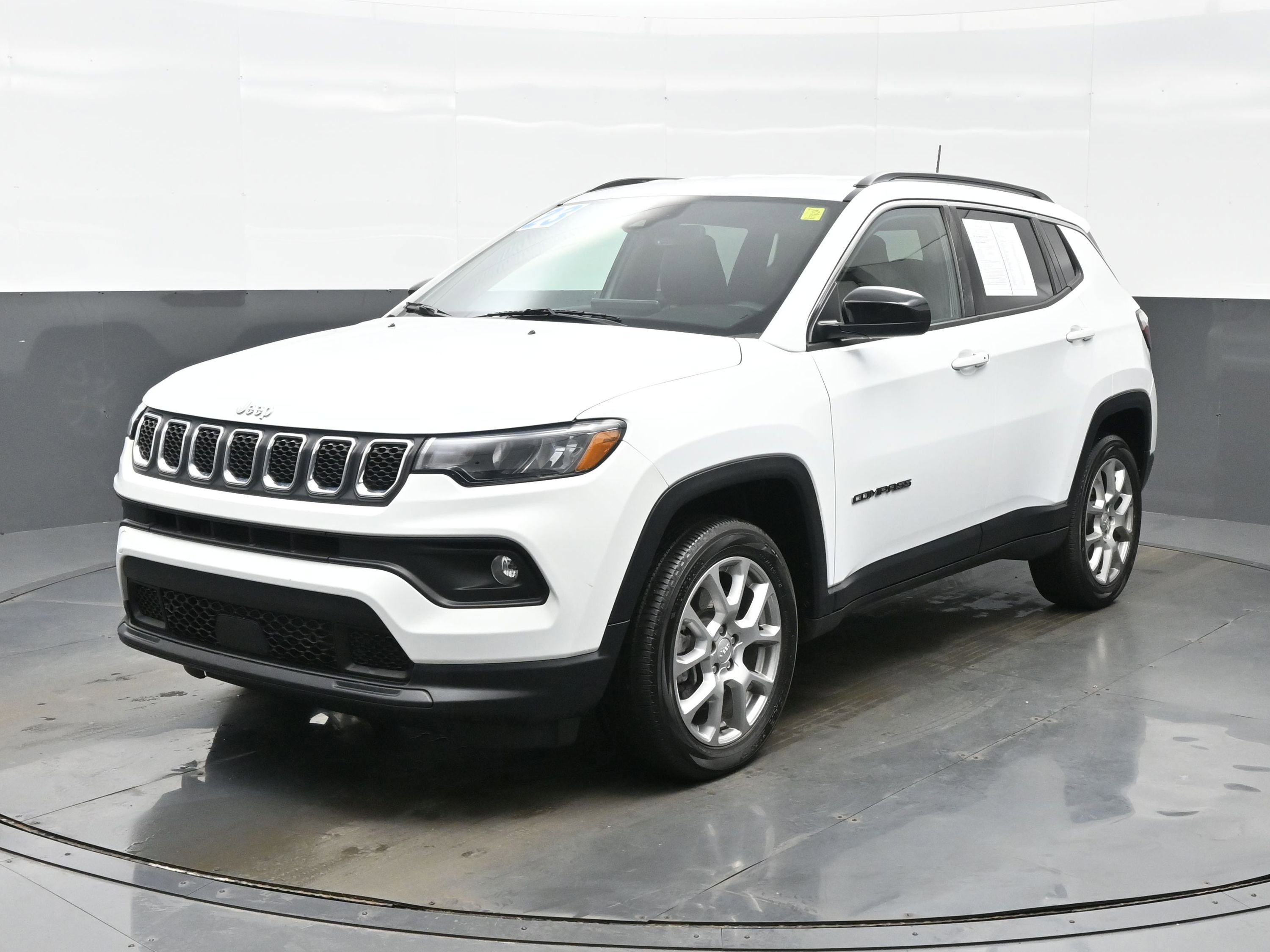 Used 2023 Jeep Compass Latitude image 2