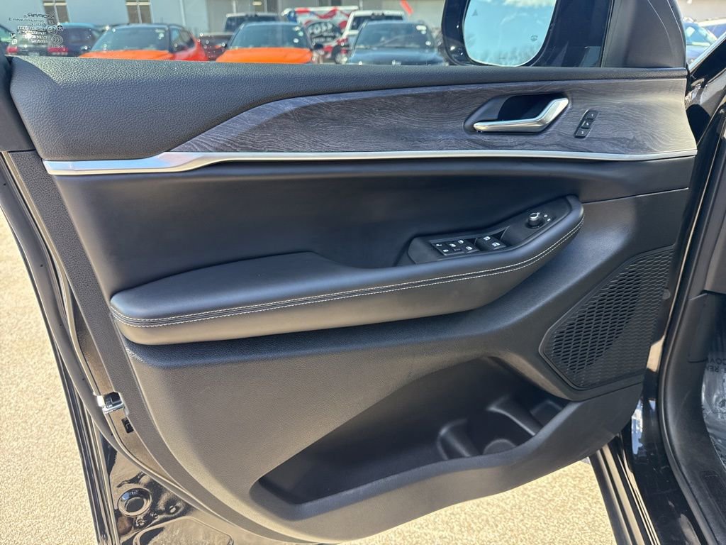 Certified 2025 Jeep Grand Cherokee L Limited w/ Black Appearance Package AWD/4WD image 20