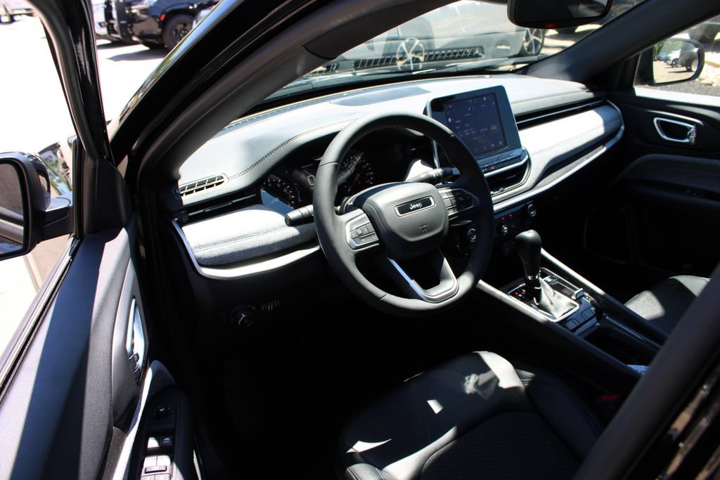Used 2025 Jeep Compass Latitude AWD/4WD image 11
