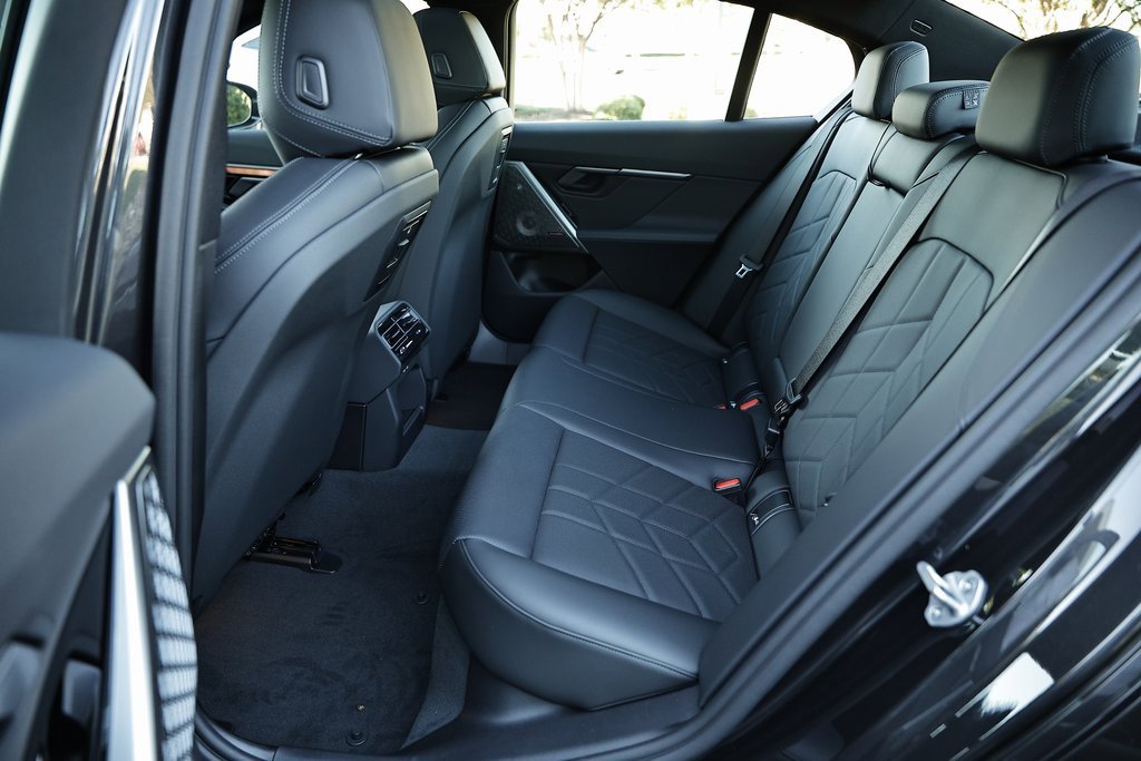 New 2026 BMW 550e xDrive w/ Premium Package image 26