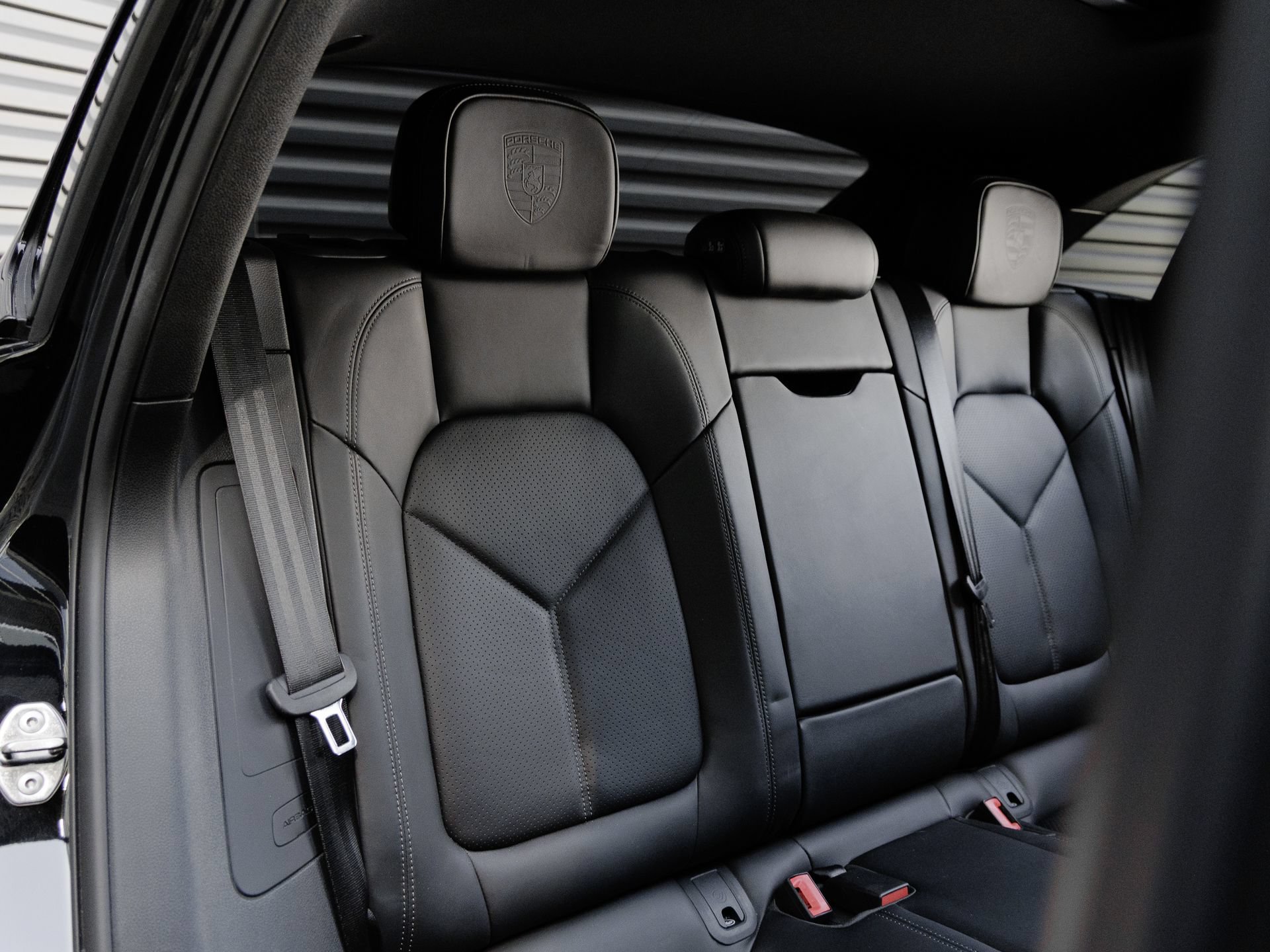 Certified 2025 Porsche Macan AWD/4WD image 34
