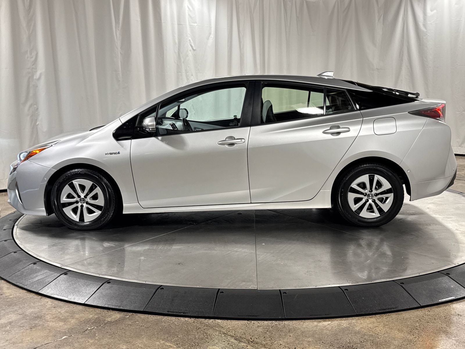 Used 2016 Toyota Prius FWD image 12