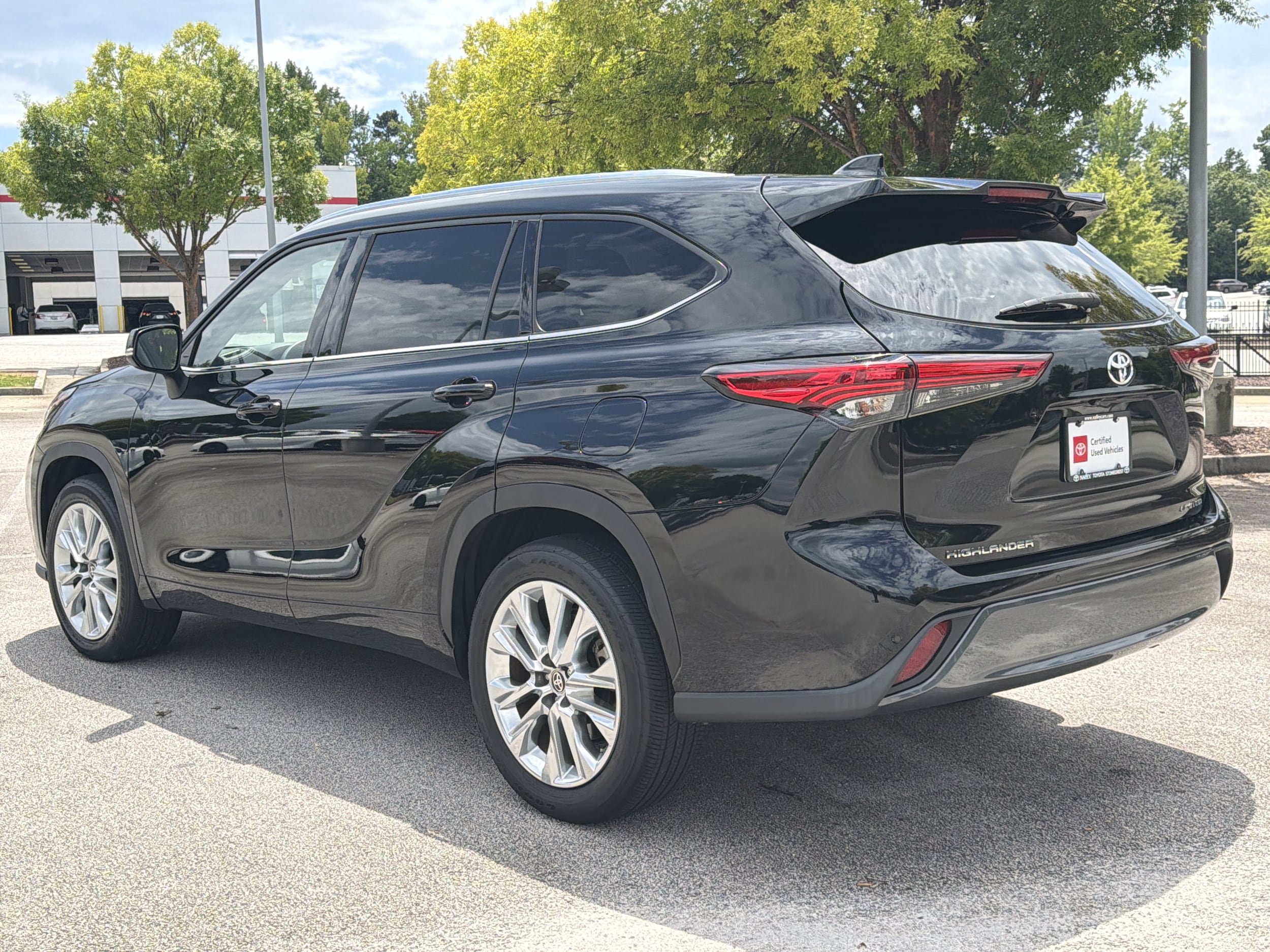 Certified 2021 Toyota Highlander Limited FWD image 23