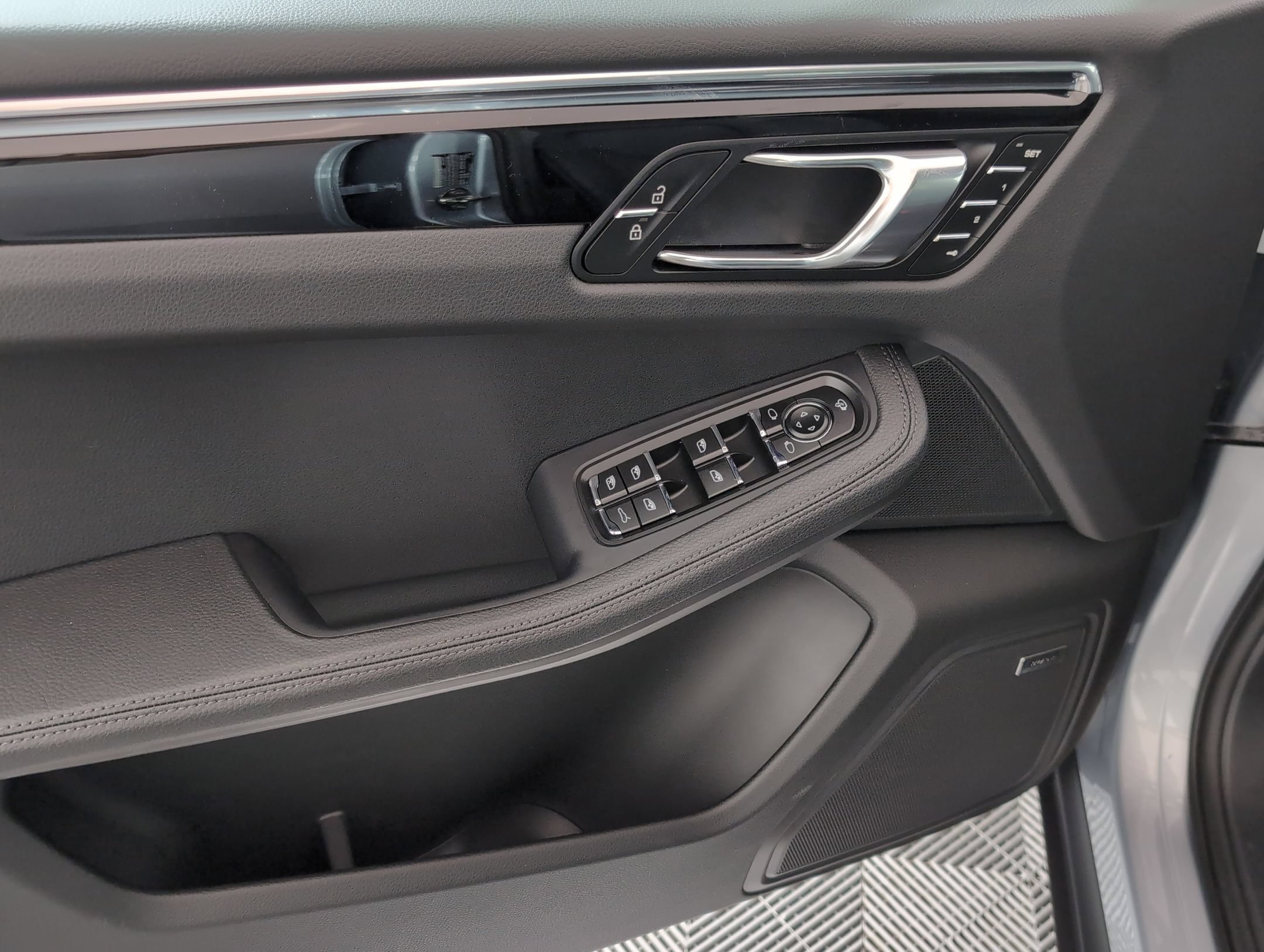 Certified 2025 Porsche Macan AWD/4WD image 16