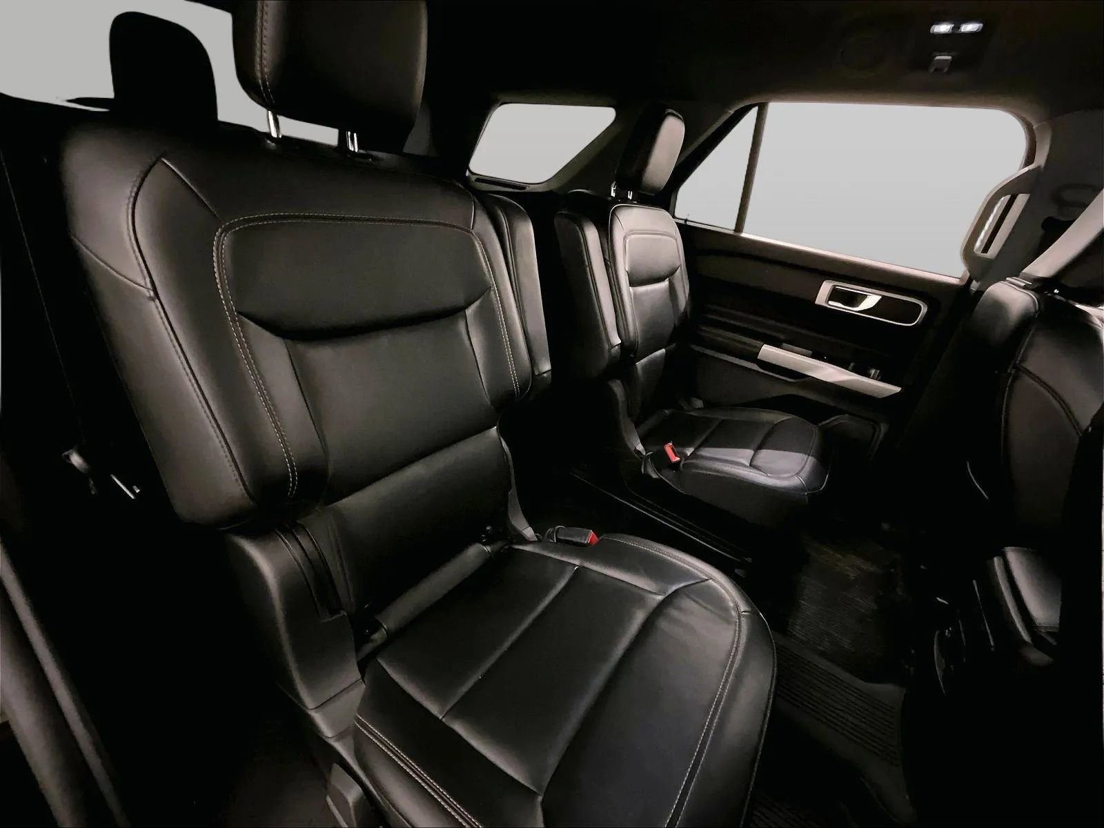 Used 2022 Ford Explorer XLT w/ Equipment Group 202A AWD/4WD image 26