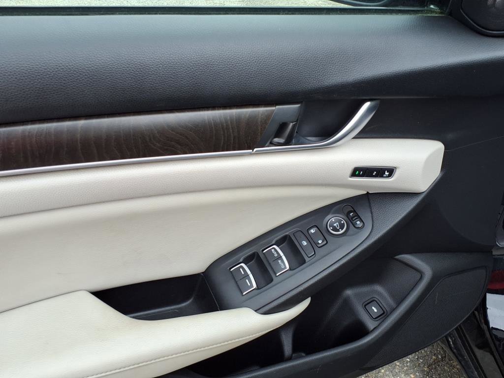 Used 2018 Honda Accord Touring image 11