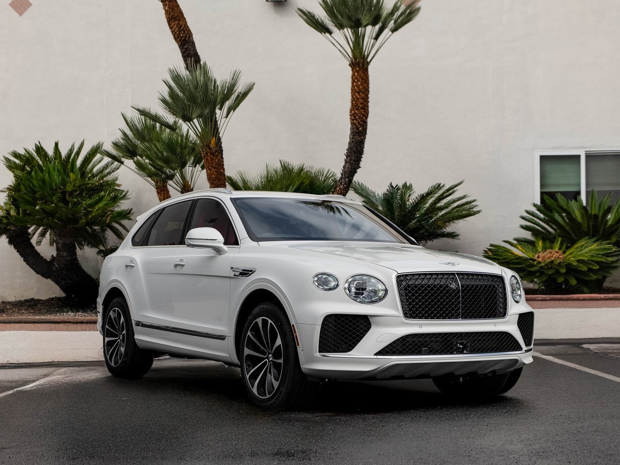 Used 2025 Bentley Bentayga V8 image 43