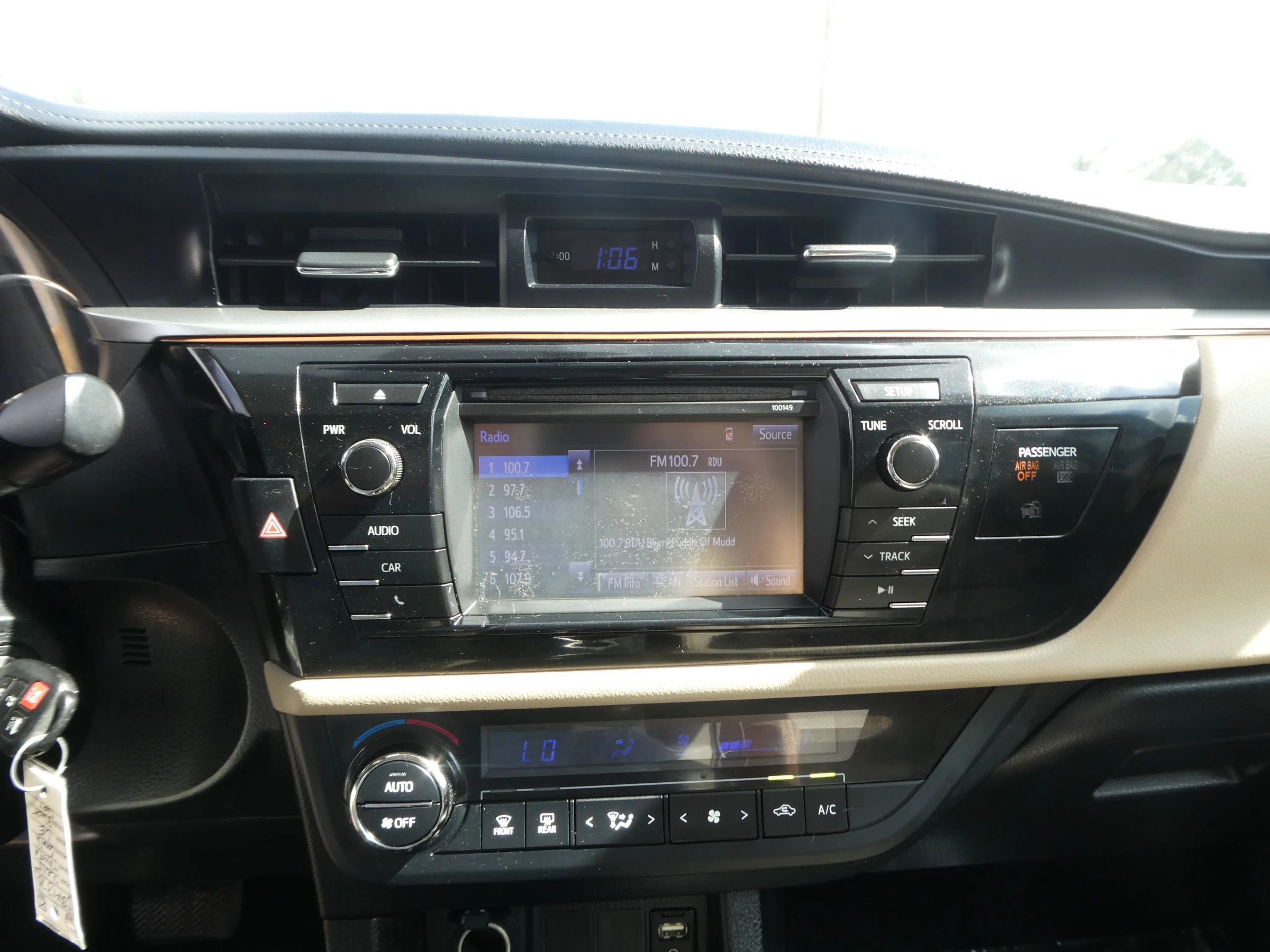 Used 2015 Toyota Corolla LE FWD image 19