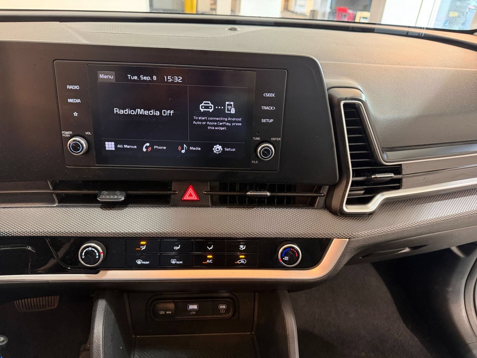 Used 2025 Kia Sportage LX AWD/4WD image 16