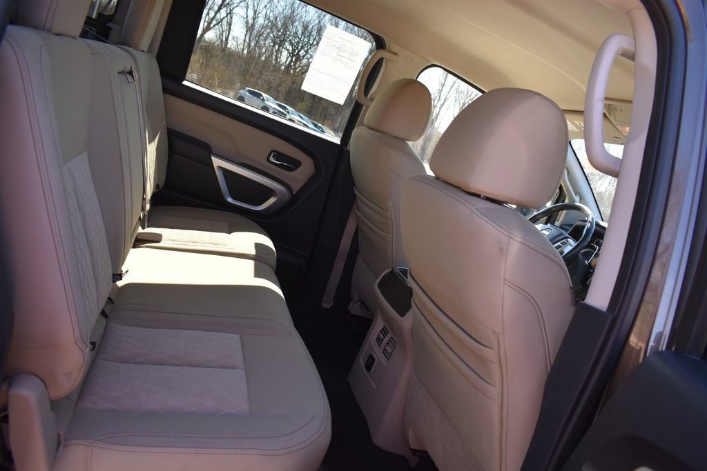 Used 2018 Nissan Titan SV w/ SV Convenience Package image 17
