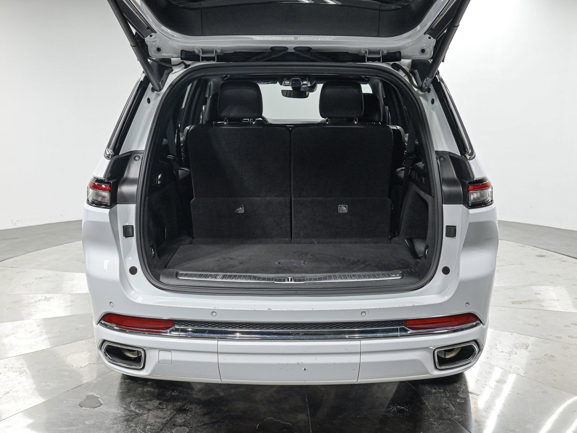 Used 2023 Jeep Grand Cherokee L Overland image 6