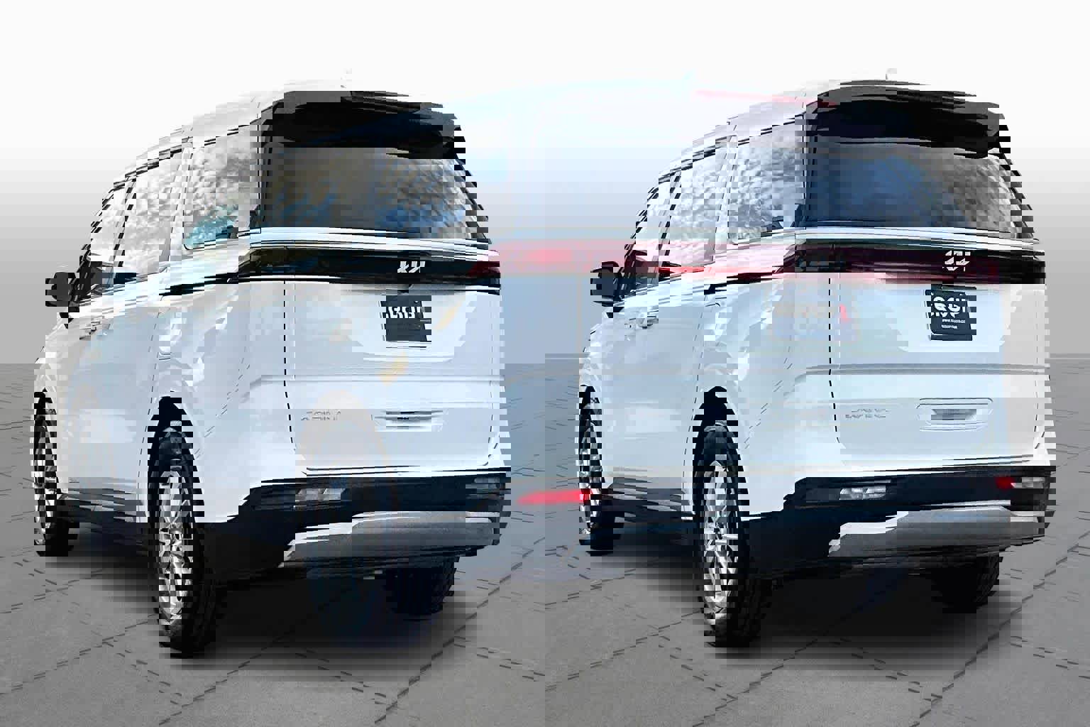 Used 2024 Kia Carnival LX image 11