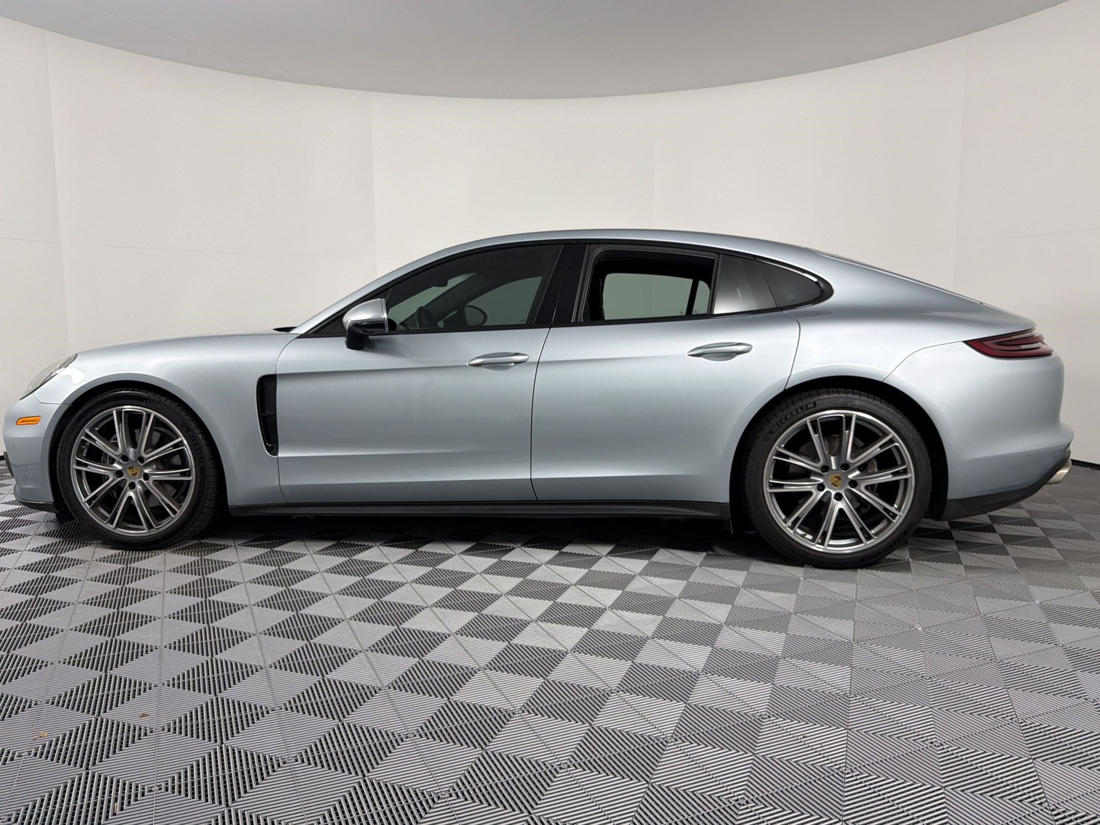Certified 2019 Porsche Panamera image 2