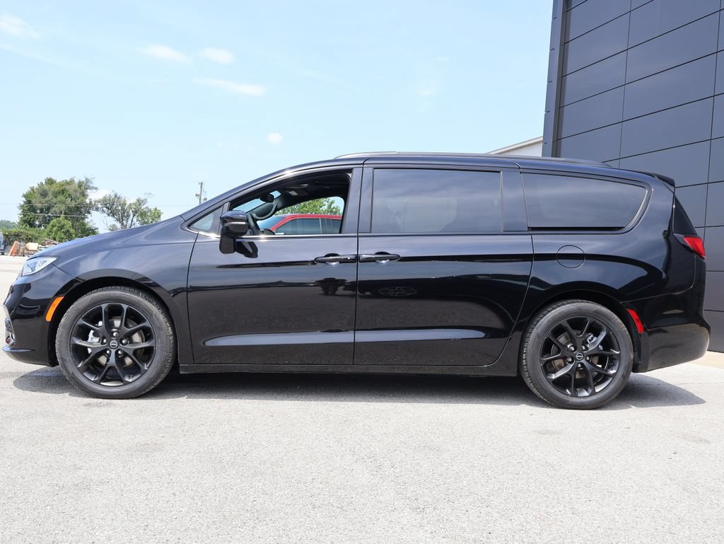 Used 2025 Chrysler Pacifica Limited FWD video 2