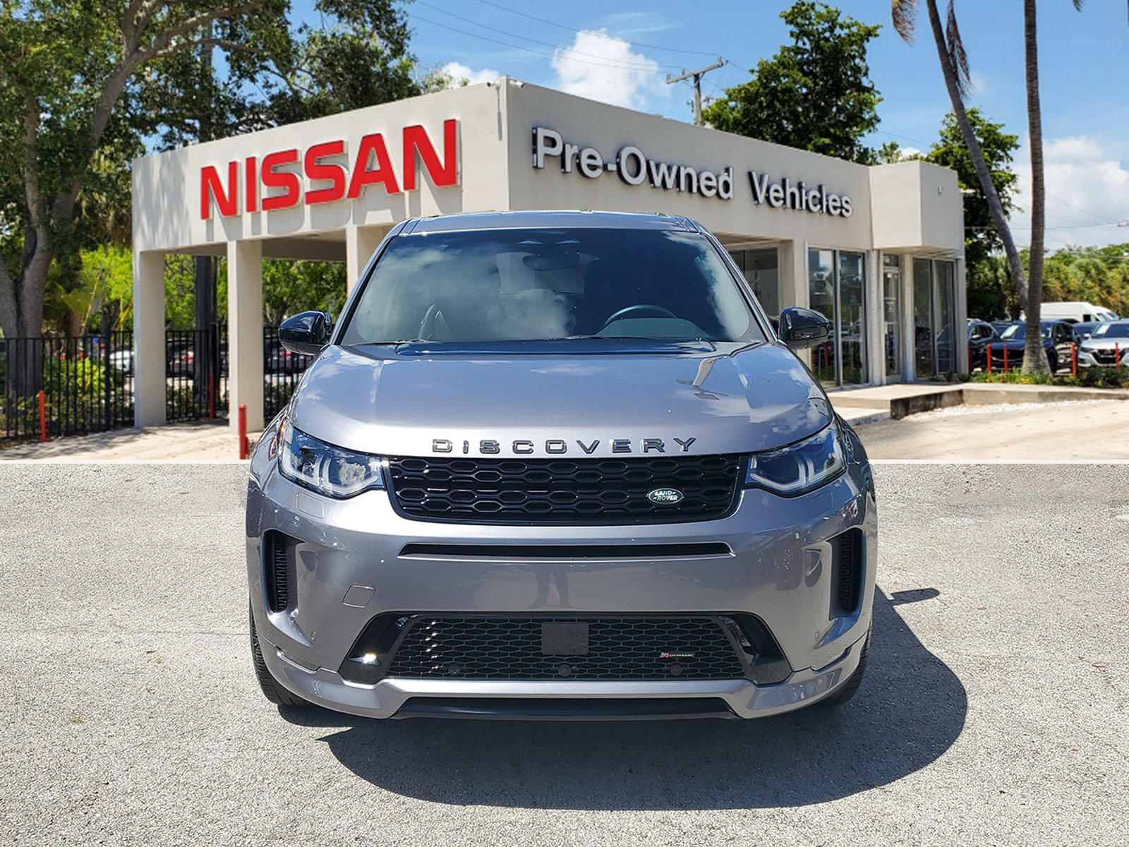Used 2023 Land Rover Discovery Sport SE R-Dynamic AWD/4WD image 2